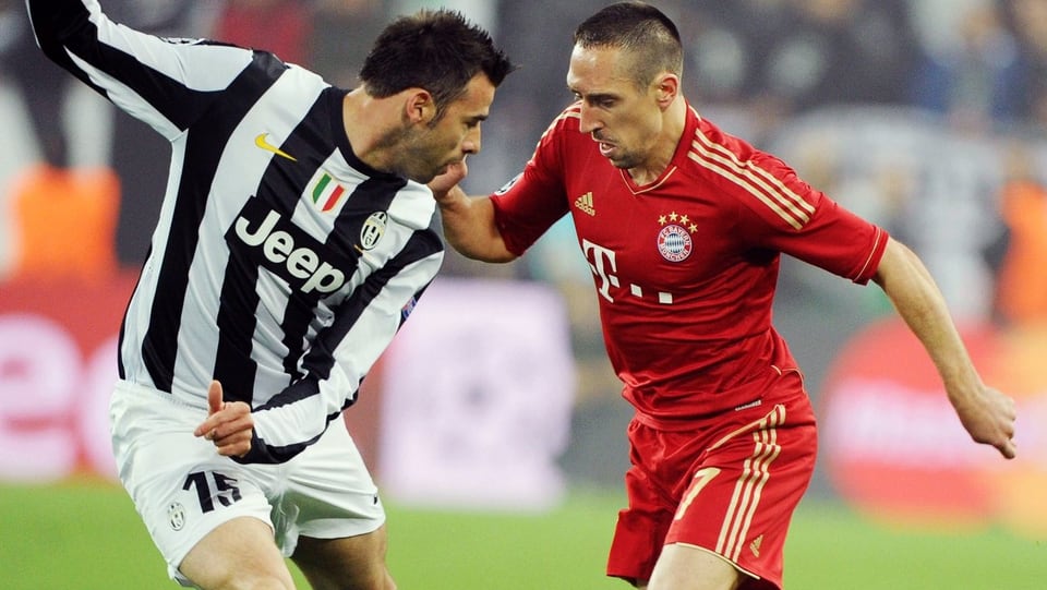 Juves Andrea Barzagli im Zweikampf mit Bayerns Franck Ribéry. 