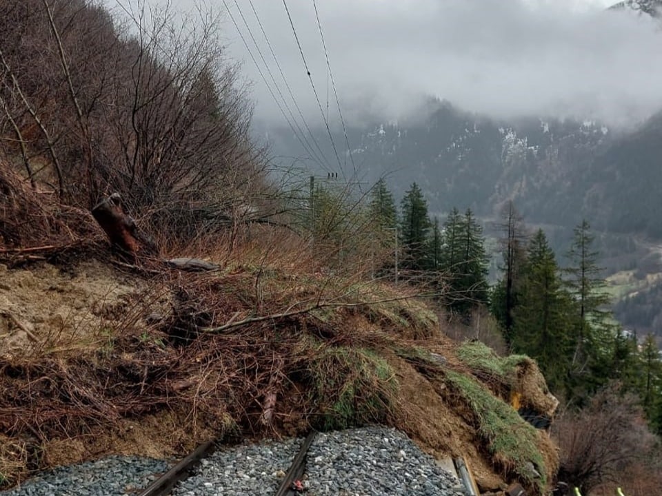 Bei Cadera hatte ein Erdrutsch das Bahntrassee verschüttet. (Bild: 03.04.24