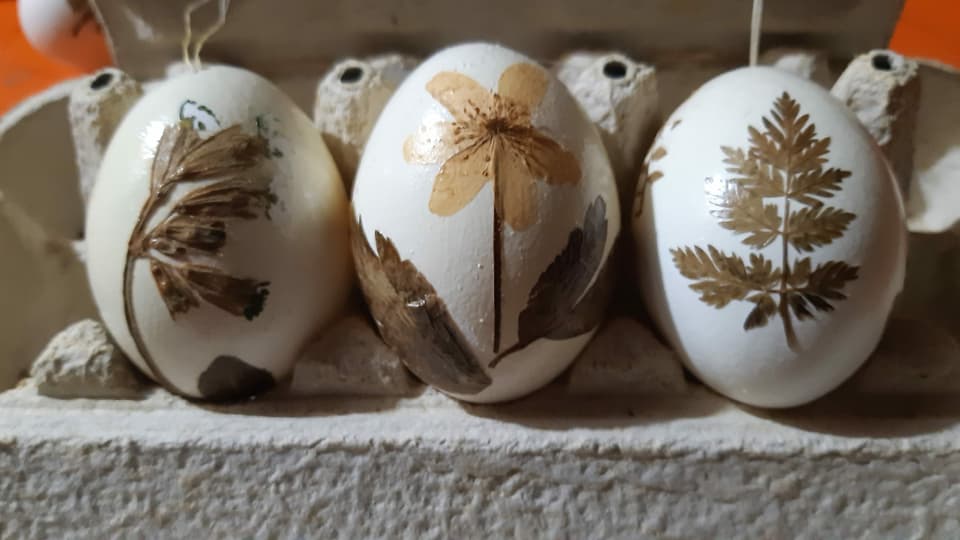 Eier mit beklebten Blättern.