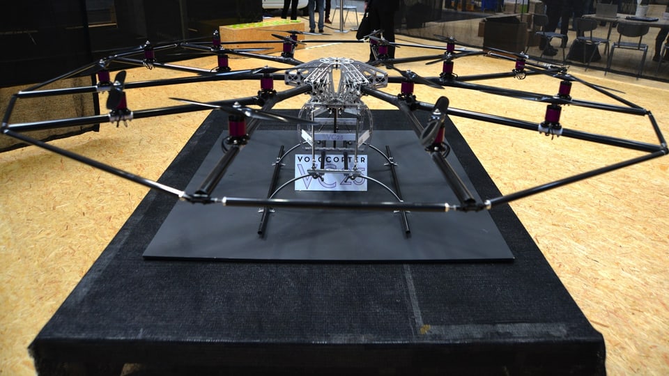 Wieso bescheiden sein, wenn man auch klotzen kann? 14 Propeller hiefen diese Drohne in die Luft …