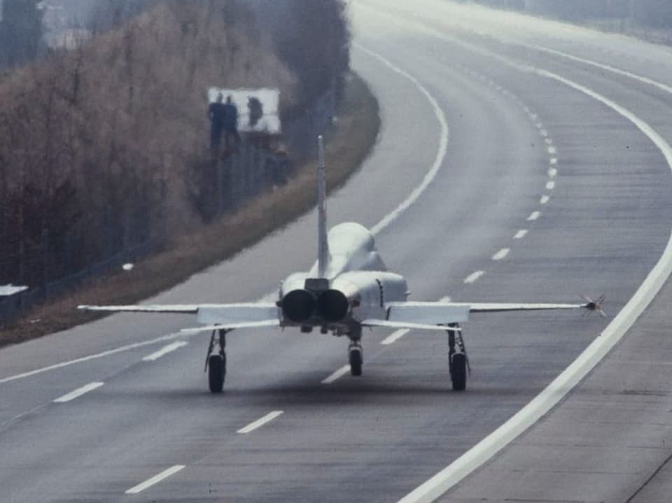 Kampfjet rollt über Autobahn
