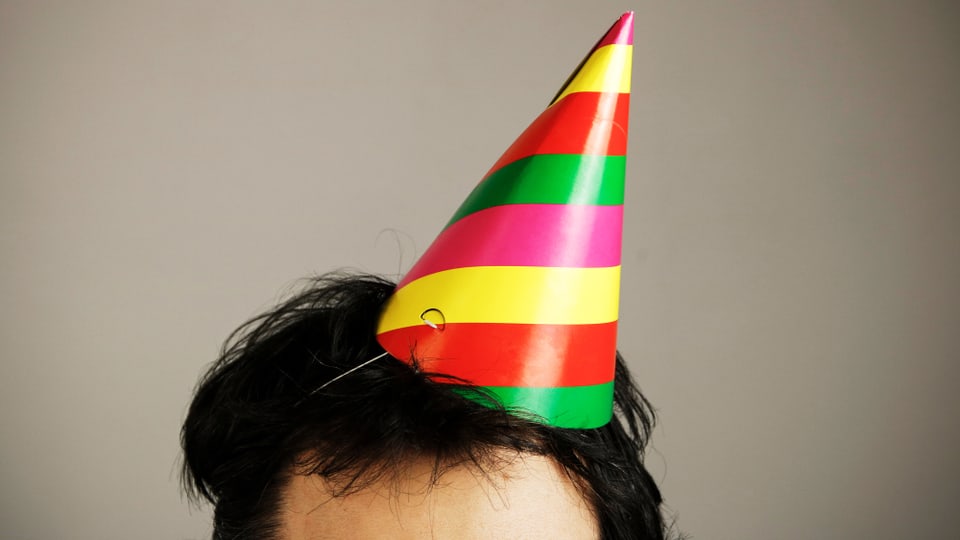 Oberer Teil eines Kopfs mit Partyhütchen