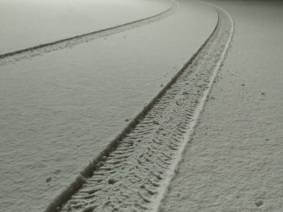 Die ersten Reifenspuren im Schnee.