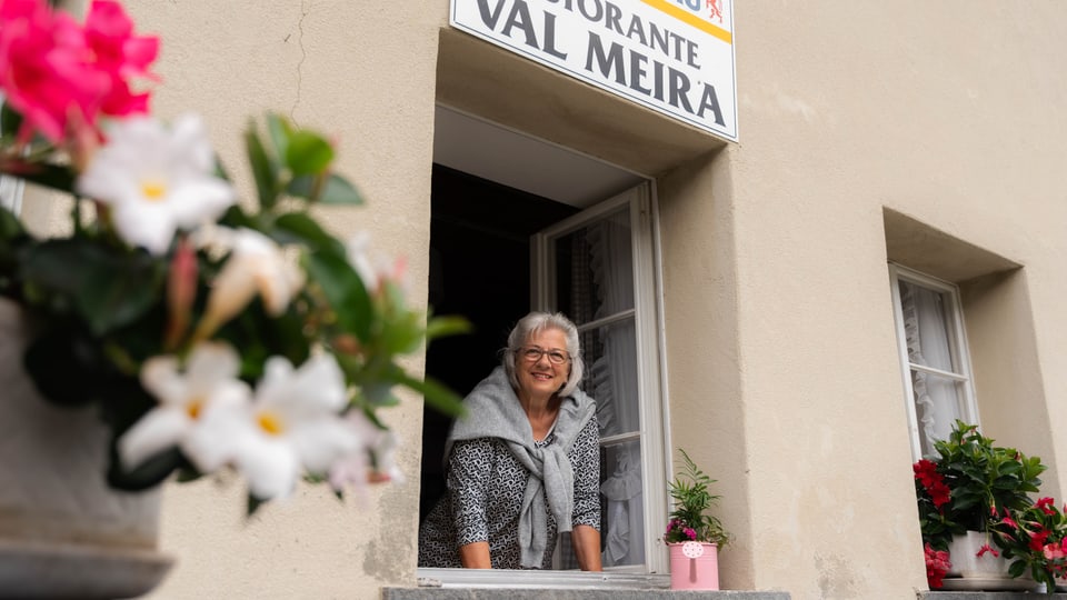 Die Wirtin barbara Theus schaut aus dem Fenster ihres Restaurants.