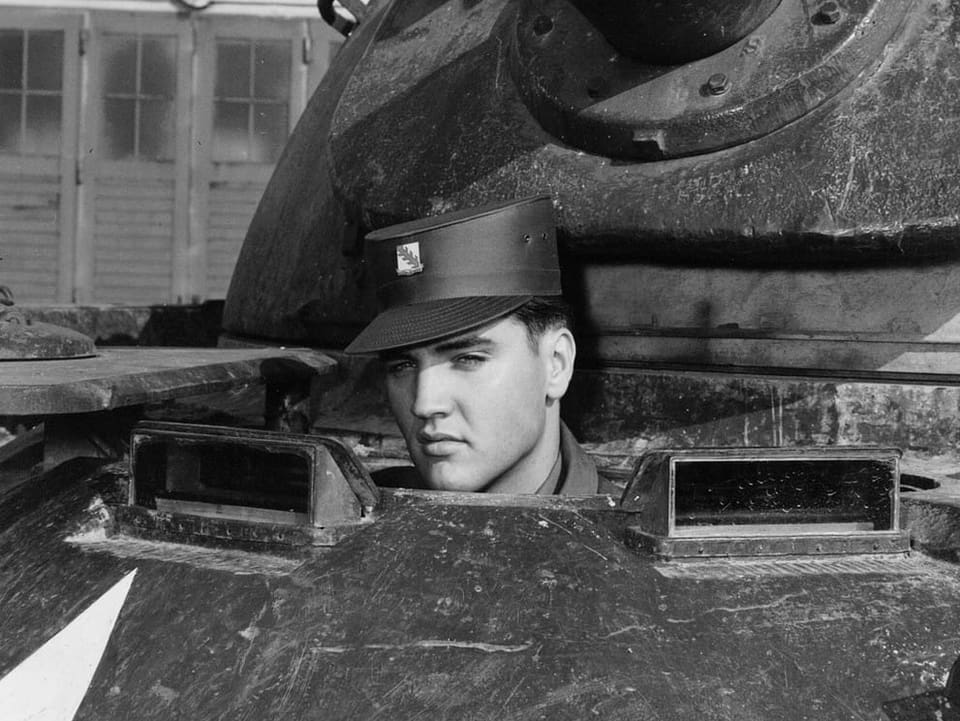 Elvis in einem Panzer