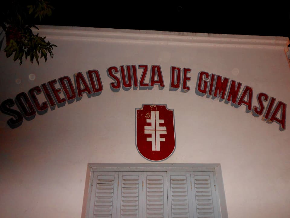 Weisse Hausmauer mit roter Beschriftung