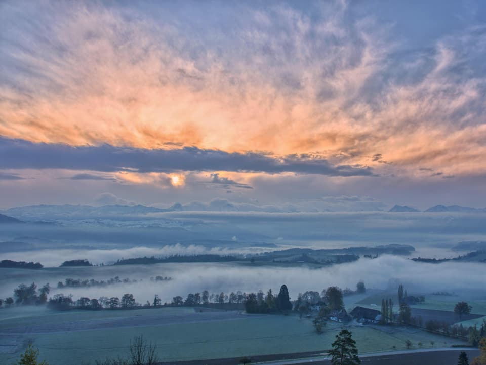 Wolken in verschiedenen Höhen und Formen im Morgenlicht