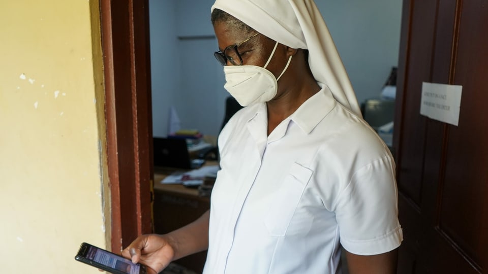 Schwester Mary Taabazuing vom St. Martin’s-Spital demonstriert, wie sich das Gesundheitspersonal mit Whatsapp selbst organisiert hat, seit die Telemedizin nicht mehr richtig funktioniert.