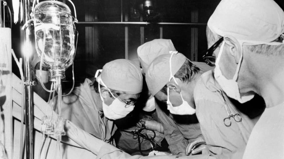 Die erste Herztransplantation in der Schweiz ist abgebildet.