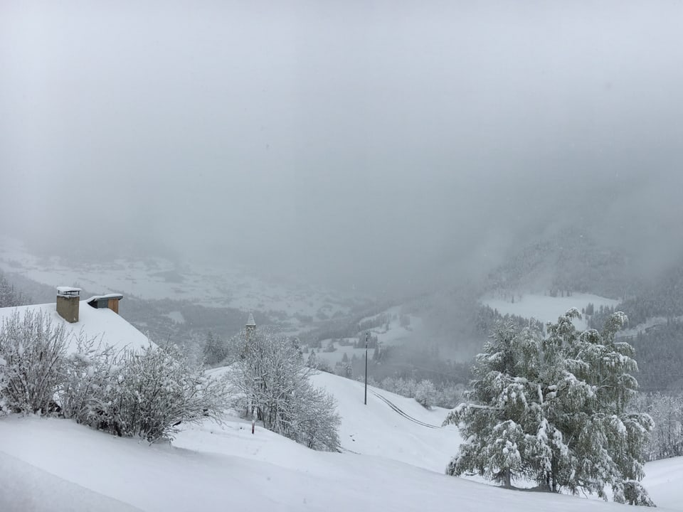 Verschneite Landschaft in Mon Graubünden. 