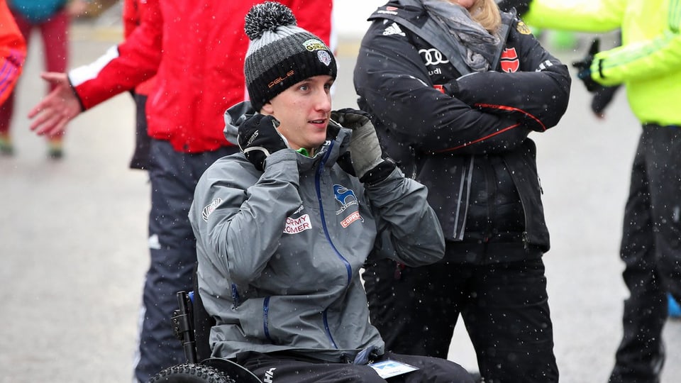 Der im Vorjahr in Bischofshofen gestürzte Nick Fairall kehrt im Rollstuhl an den Unfallort zurück.