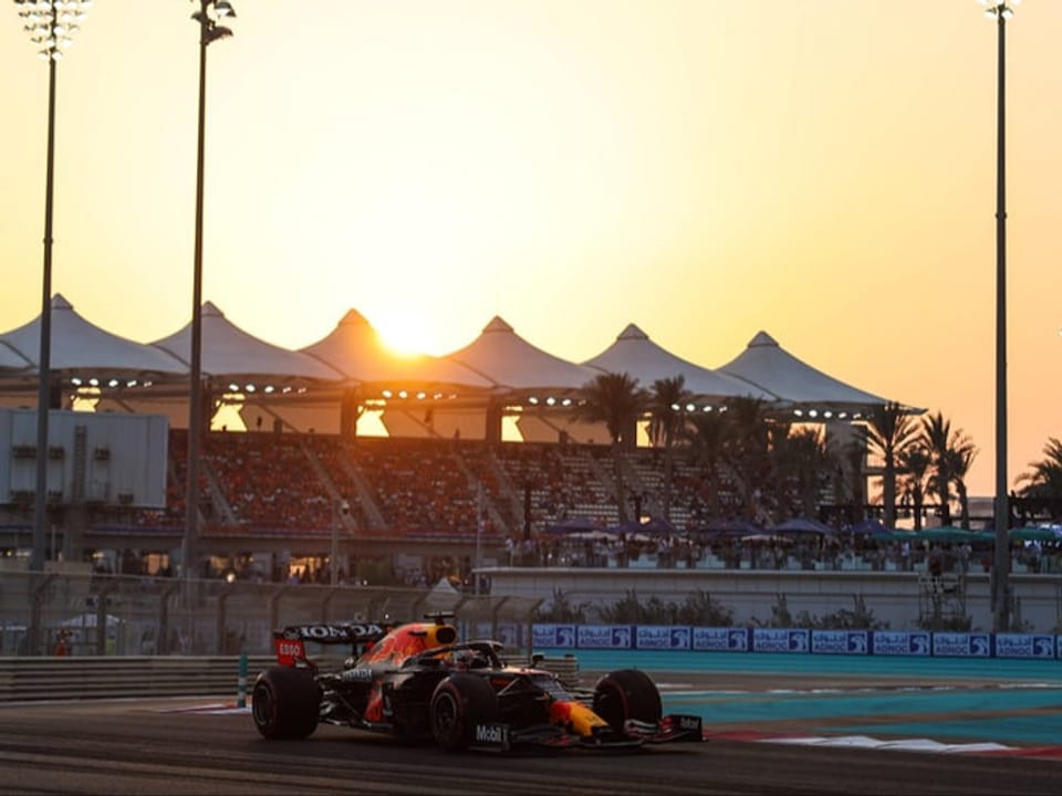 Pole Position mit Wüsten-Stimmung Max Verstappen in Abu Dhabi.