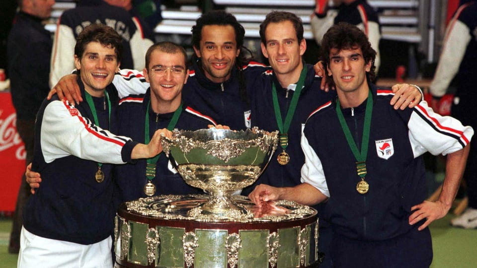 Das französische Davis-Cup-Team von 1996 posiert mit dem Pokal.