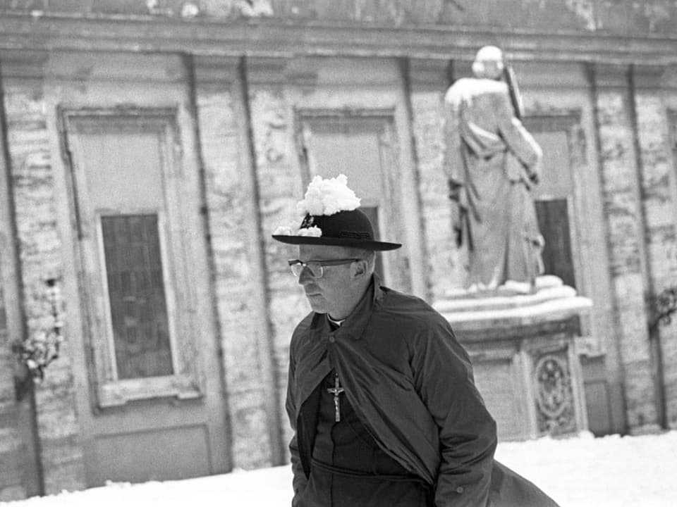 Ein Mann mit Hut und Schnee am kopf