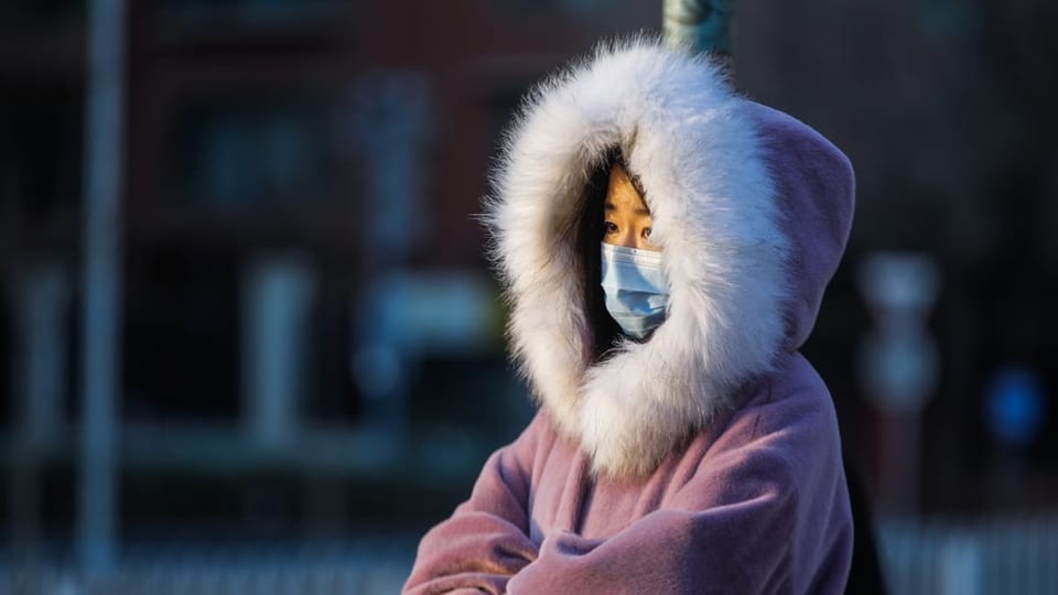 Frau mit Mundschutz in Peking, 14. Dezember 2022.