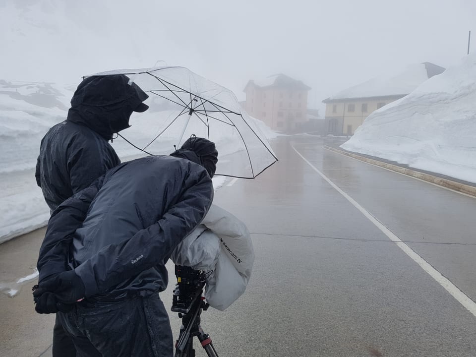 Kameramann und Assistent trotzen den Wetterbedinungen auf der Passhöhe. 