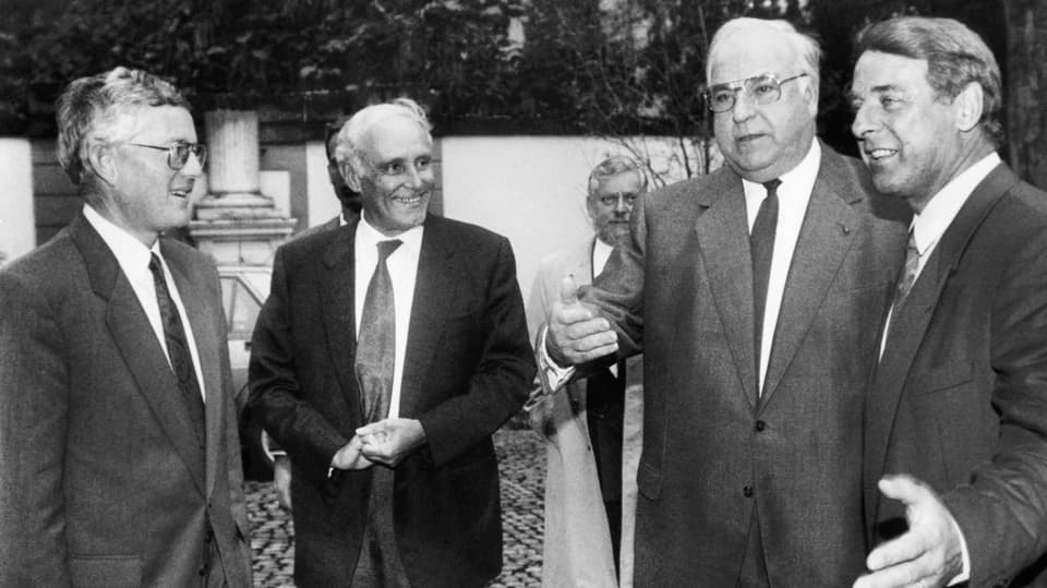 Verteidigungsminister Kaspar Villiger, Aussenminister Flavio Cotti und Bundespräsident Adolf Ogi treffen Helmut Kohl.