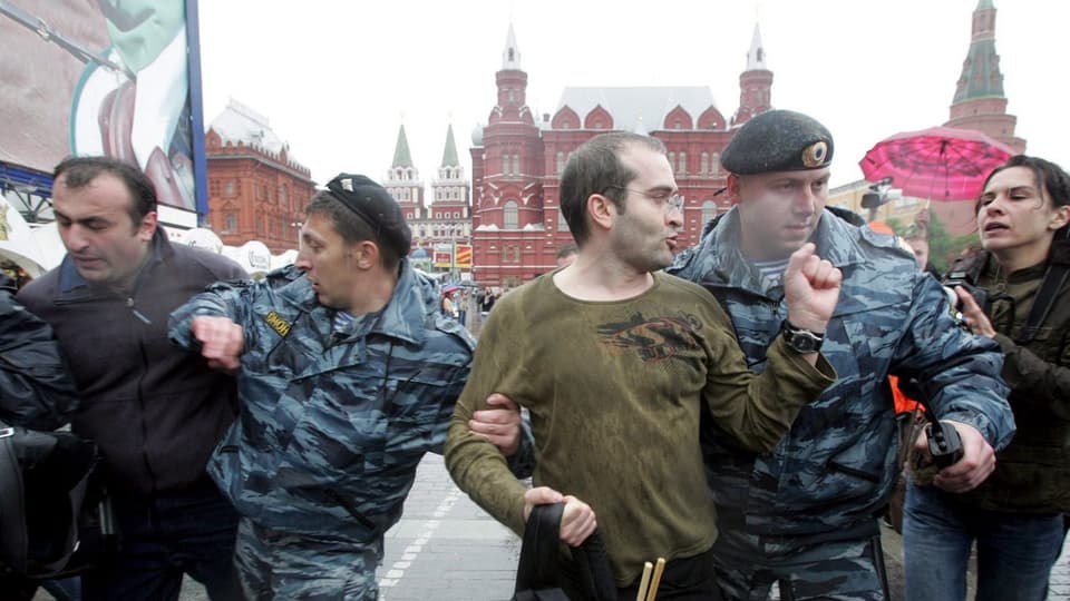 Polizisten nehmen Ende Mai 2013 in Moskau zwei Demonstranten fest. 