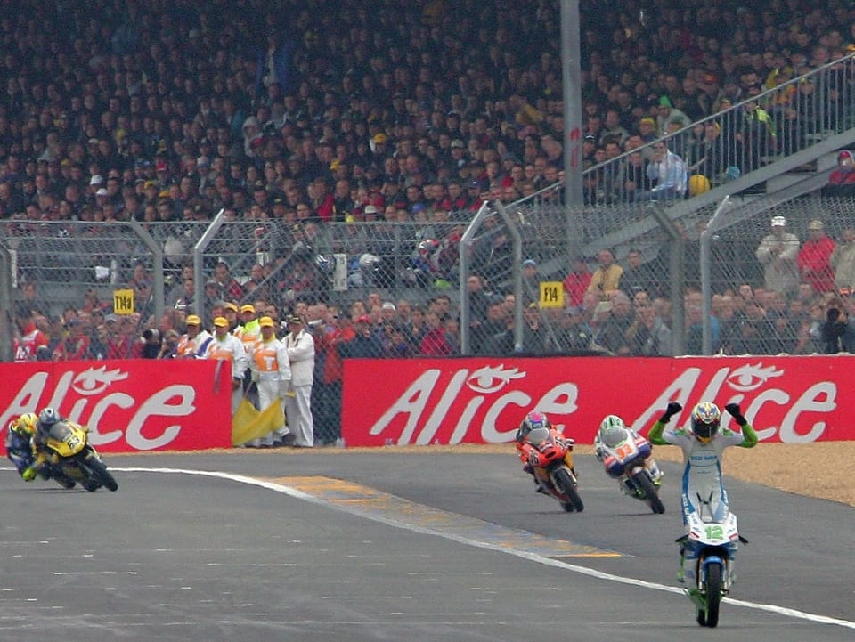 Lüthi überquert die Ziellinie mit mehr als 3 Sekunden Vorsprung Lüthi überquert die Ziellinie mit mehr als 3 Sekunden Vorsprung: Le Mans, 15. Mai 2005.