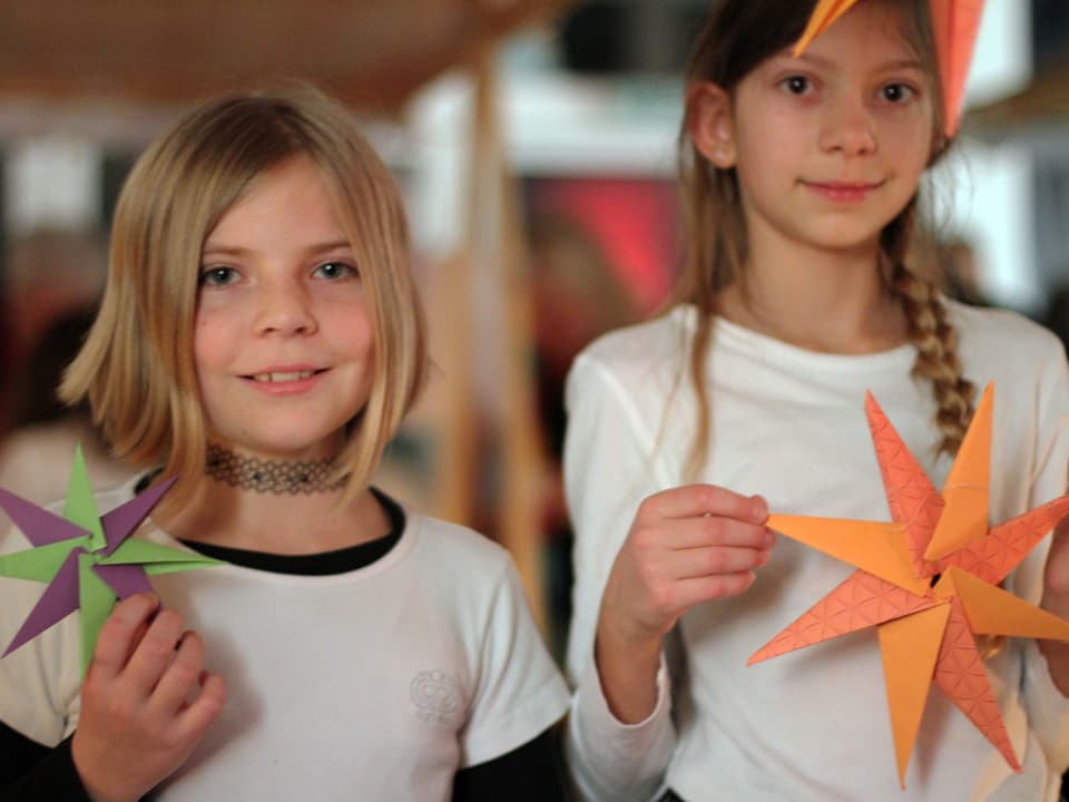 Fröhliche Verkäuferinnen: Saskia und Bettina aus der 5. Klasse.