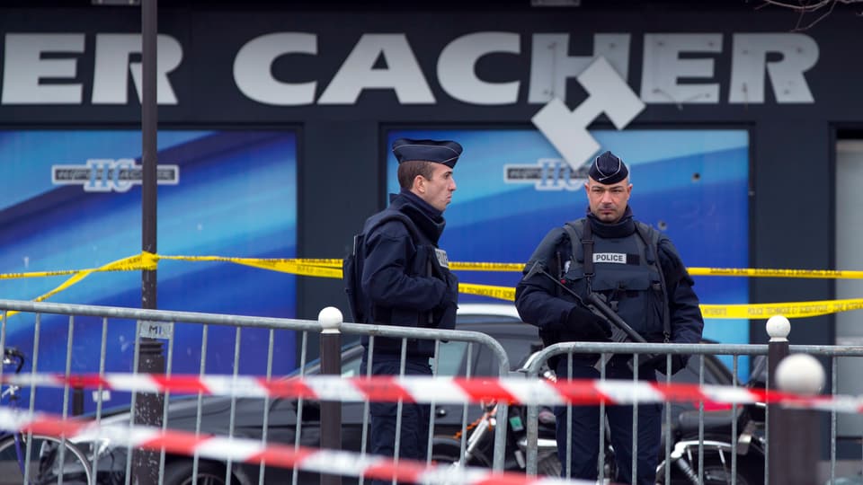 Polizei vor dem Supermarkt im Osten von Paris, in dem es am Freitag zur Geiselnahme kam. 