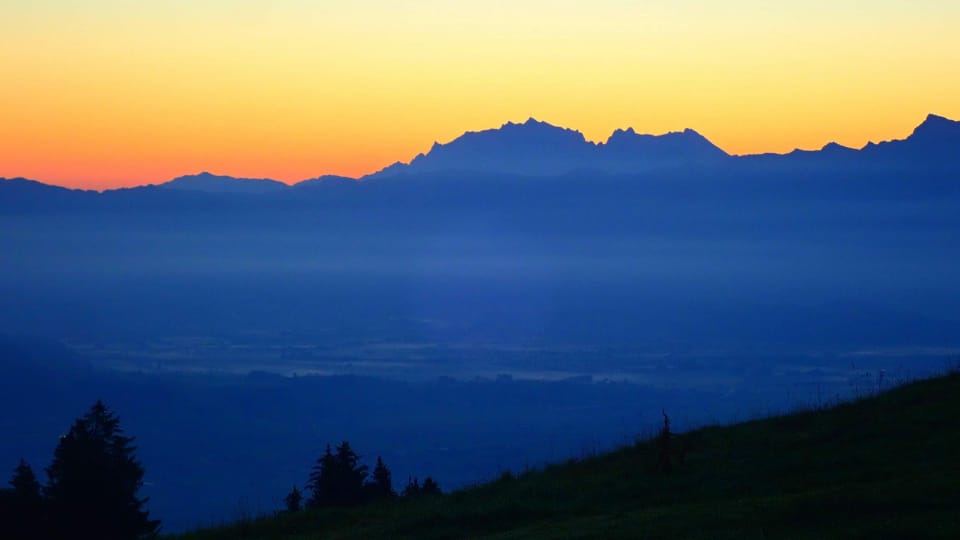 Wolkenloser Himmel mit Morgenrot über dem Alpstein.