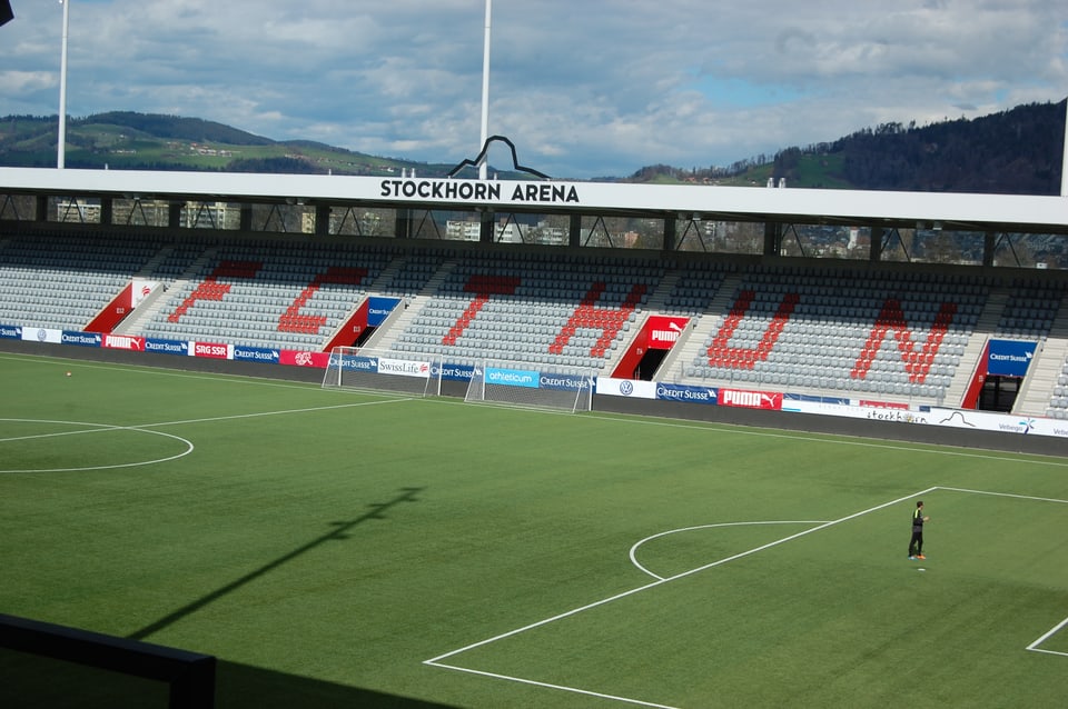 Schriftzug FC Thun im Thuner Stadion Stockhorn Arena