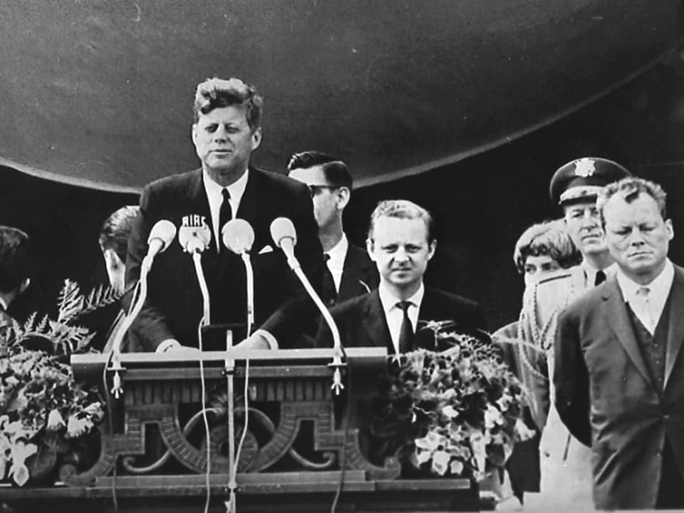 JFK in Berlin: «Ich bin ein Berliner». Am linken Bildrand Willy Brandt.