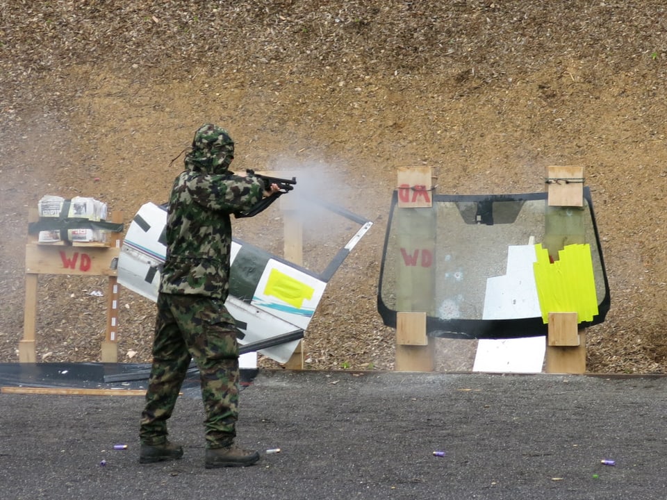 Ein Soldat schiesst auf eine Windschutzscheibe - als Test.