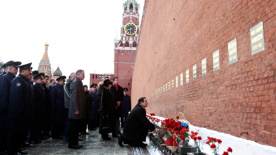 Blumenniederlegung 2011 am Grab Gagarins am Kreml 50 Jahre nach seinem Weltallflug.