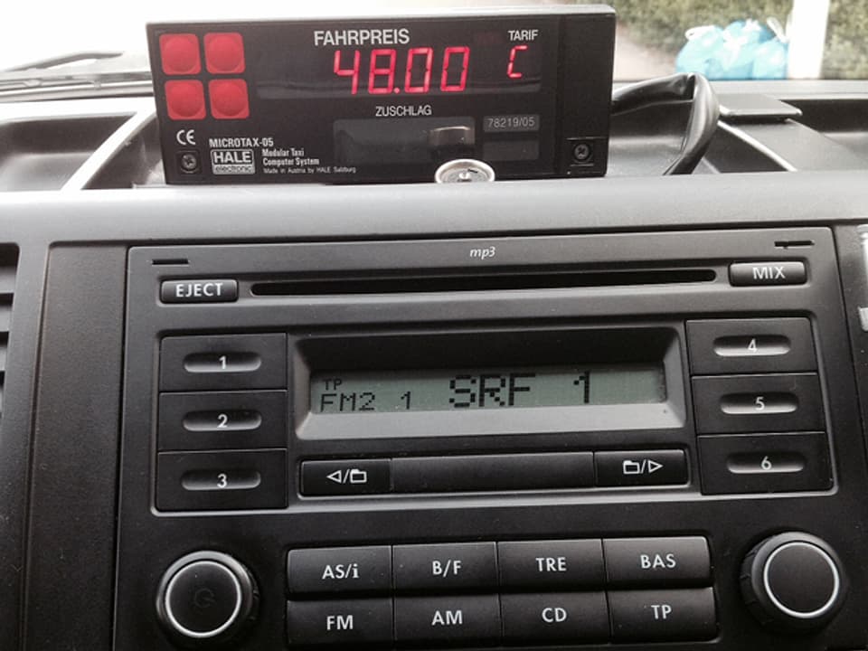 Radio im Taxi.