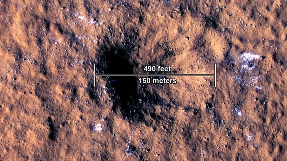 Der Krater nach einem Meteoriteneinschlag an der Mars-Oberfläche