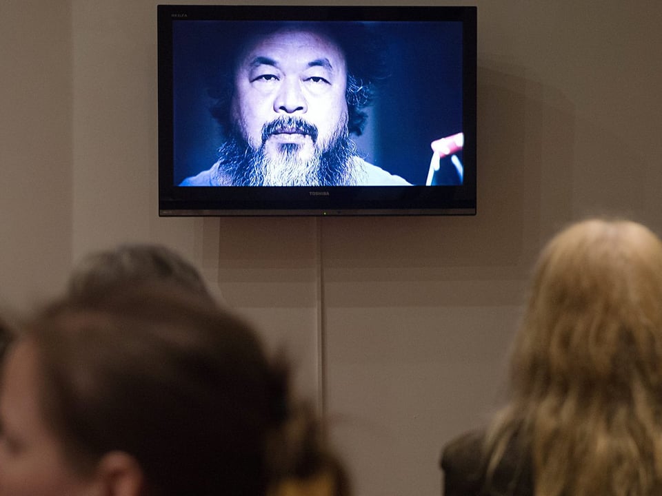 Ai Weiwei auf einem Videoscreen.