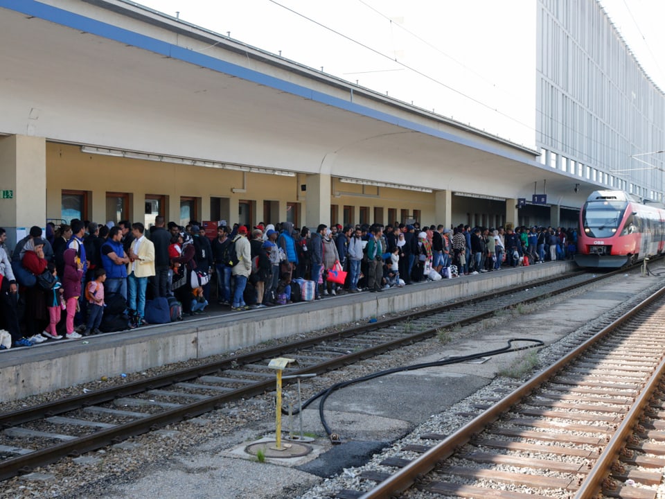 Flüchtlinge warten auf dem Perron des Wiener Westbahnhofs auf einen Zug