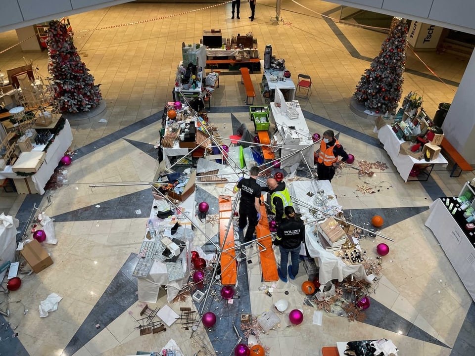 Spezialisten untersuchen die Unfallstelle im Einkaufszentrum Mythen Center Schwyz in Ibach.