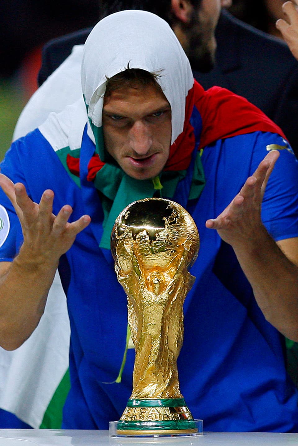 Francesco Totti posiert mit dem WM-Pokal.