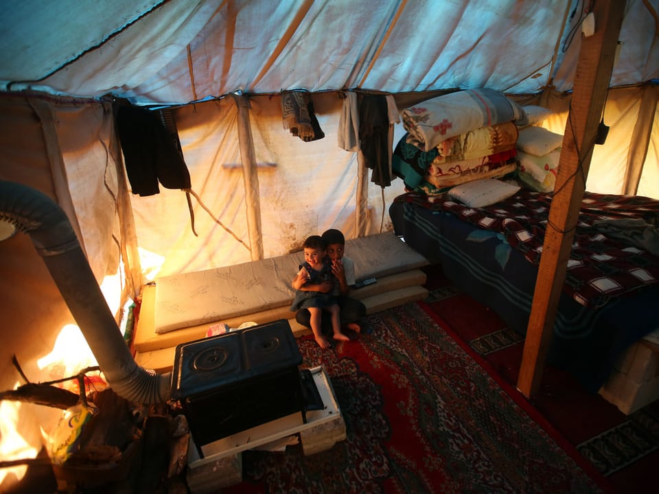 Zwei Kinder in einem Flüchtlingszelt
