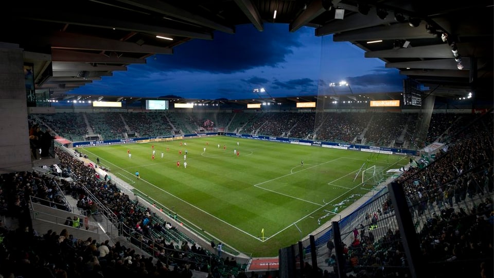 Blick ins Stadion mit Spielfeld.