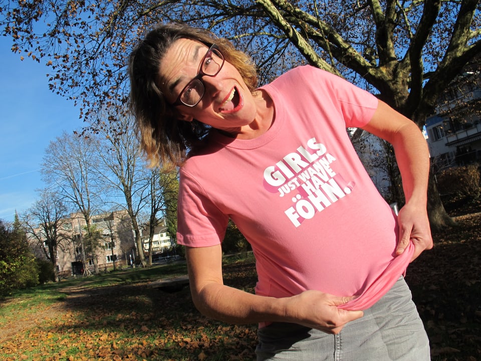 Joëlle Beeler mit dem T-Shirt «Girls just wanna have Föhn».