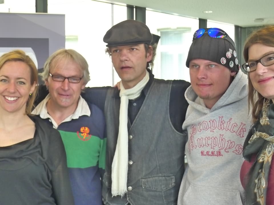 Daniele, Bernd und Marco - umrahmt von Produzentin Esther Meyer und SRF 3 Moderatorin Franziska von Grünigen.
