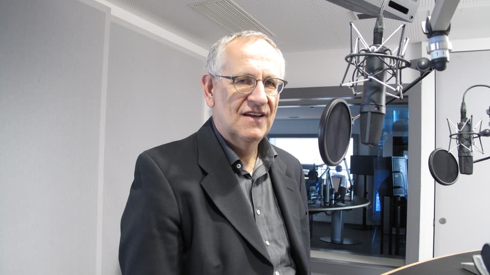 Josef Schuler im Radio-Studio vor dem Mikrofon