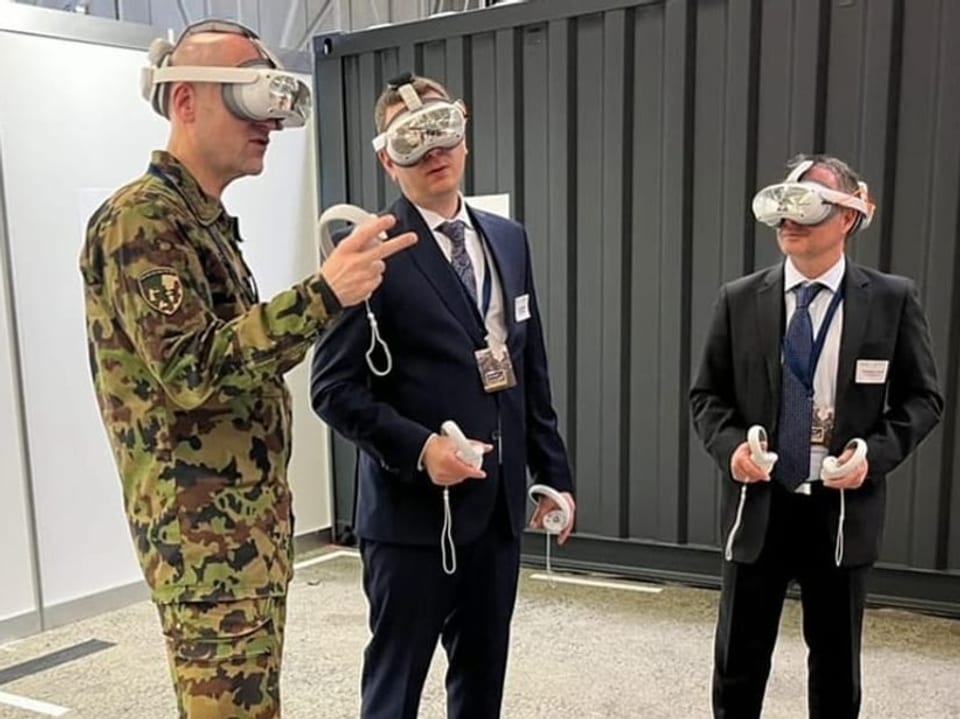 Armeechef Thomas Süssli testet eine Virtual-Reality-Brille.