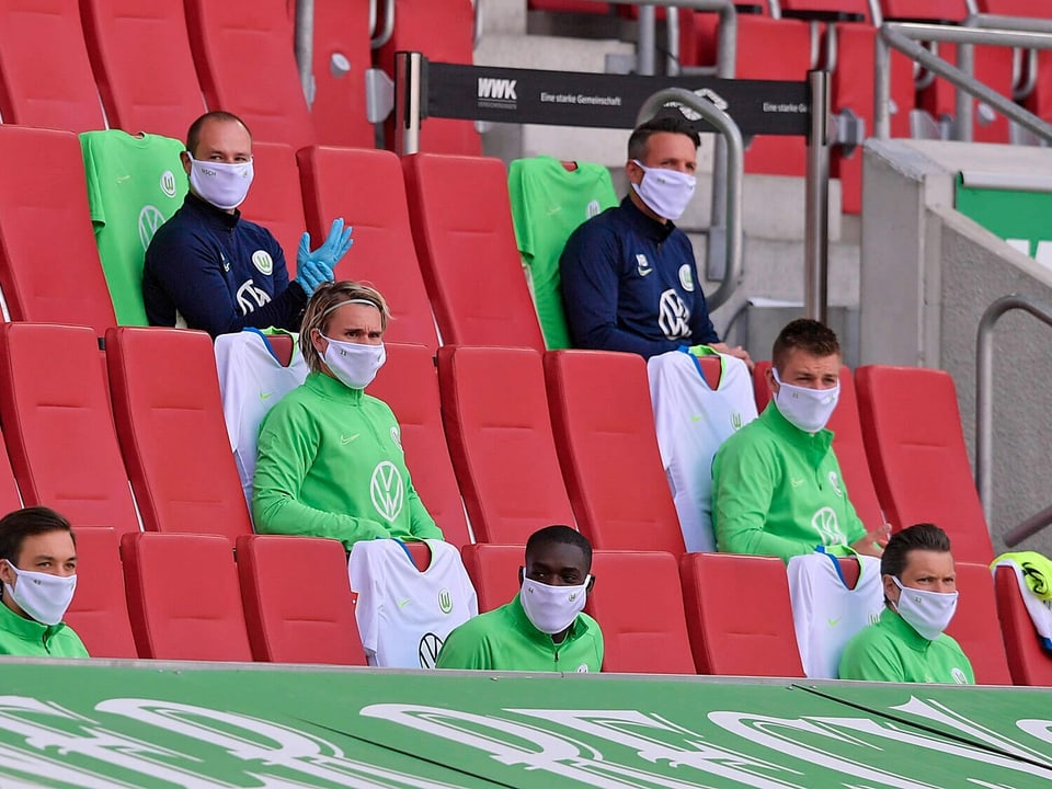 Wolfsburg-Auswechselspieler mit Maske.