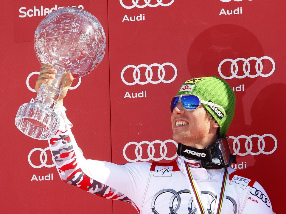 Im März 2012 stemmt Hirscher erstmals die grosse Kristallkugel in die Höhe. Es ist sein erster von insgesamt acht Gesamtweltcup-Siegen.