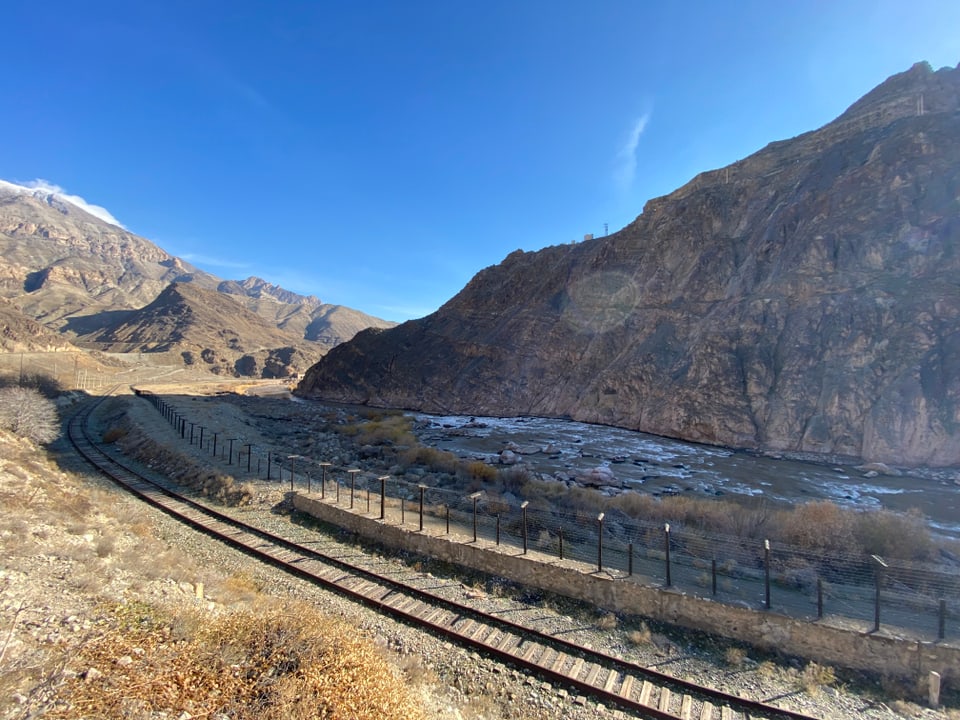 Das Tal des Flusses Aras. Links liegt Nachitschewan und rechts Iran.