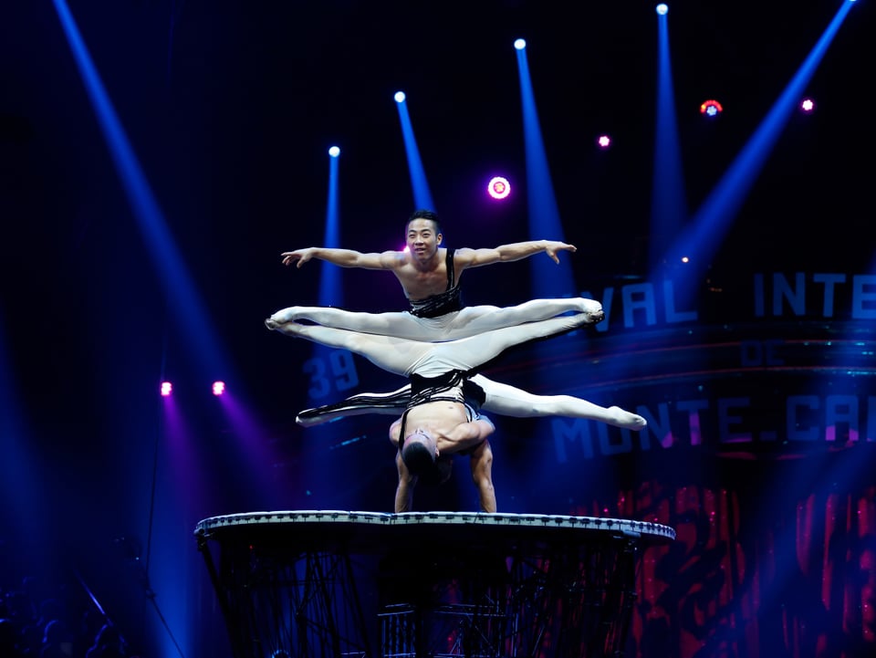 Akrobaten der Nationalen Akrobatiktruppe aus Peking.