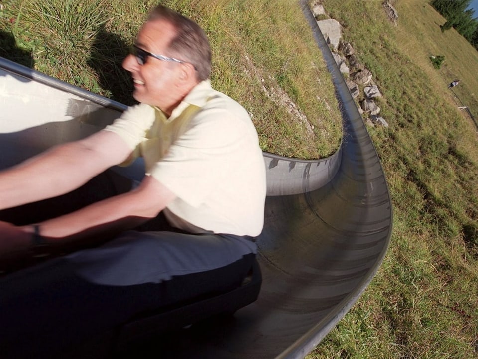 Bundespräsident Adolf Ogi vergnügt sich am 25. August 2000 in Oeschinen bei Kandersteg auf der Rodelbahn. 