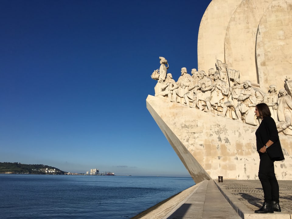 Reporterin Nina Mavis Brunner beim Seefahrerdenkmal in Lissabon.