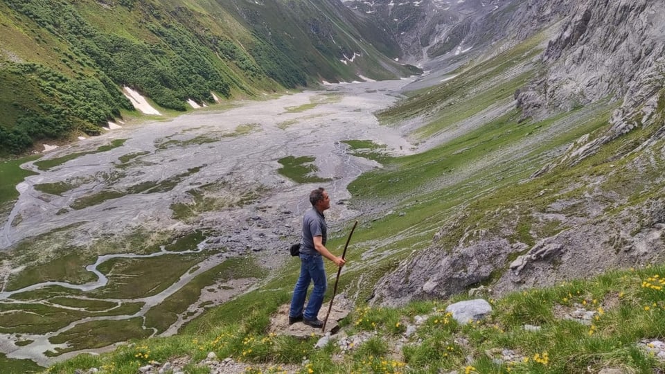 Der Aufstieg zur Alp Frisal oberhalb von Breil/Brigels GR ist steil, auch für den Alpmeister und Bauern Marcel Albin.
