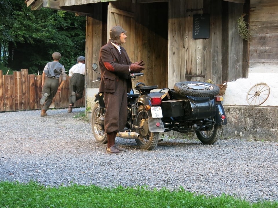 Ein Mann auf einem Motorrad mit Seitenwagen.